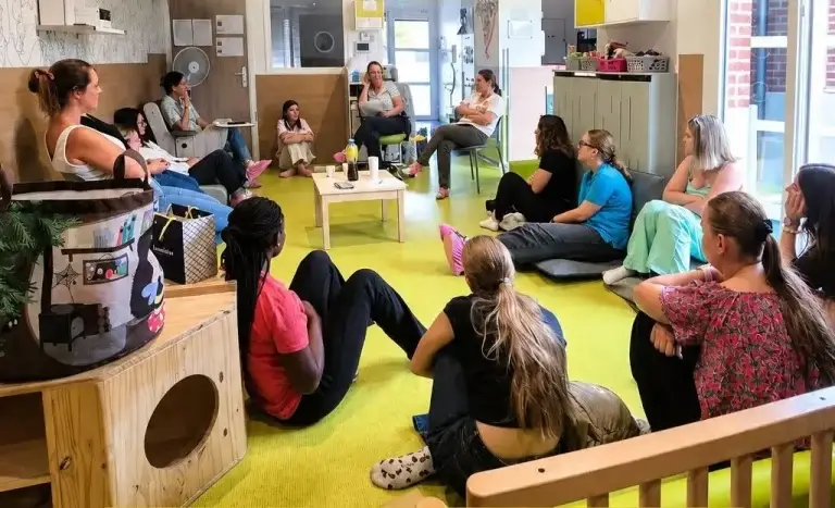 Micro-crèche Les Mijuscules à Aulnoy-Lez-Valenciennes - une équipe qualifiée et bienveillante en réunion pédagogique