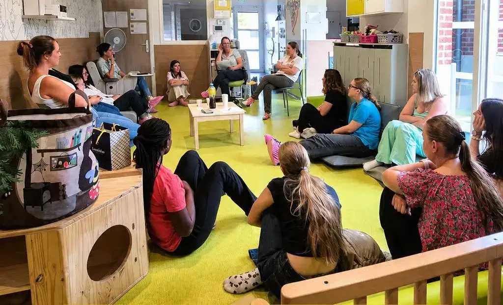 Micro-crèche Les Mijuscules à Aulnoy-Lez-Valenciennes - une équipe qualifiée et bienveillante en réunion pédagogique
