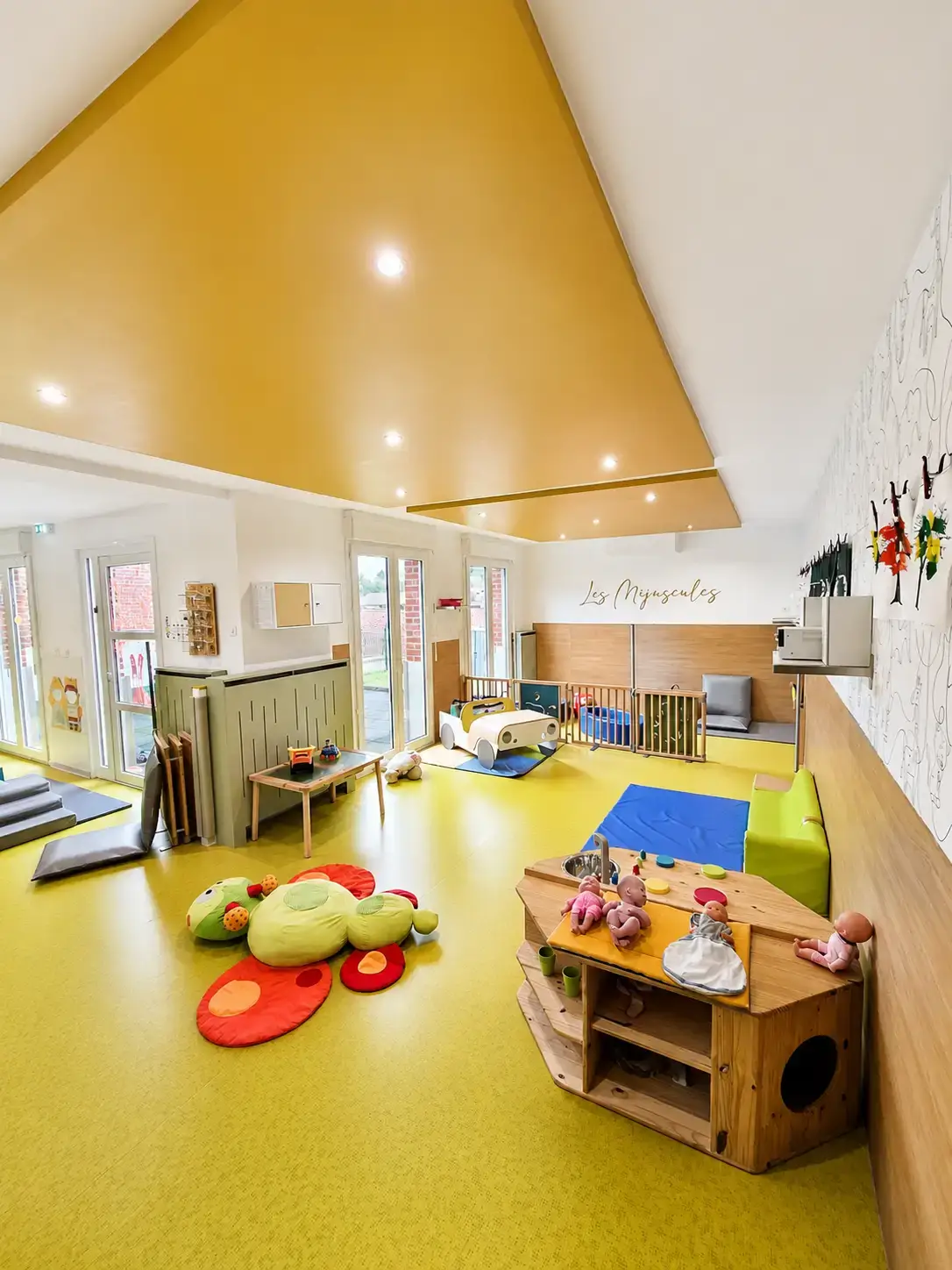 Micro-crèche Les Mijuscules à Aulnoy-Lez-Valenciennes - intérieur chaleureux avec espace de jeux et motricité pour les enfants