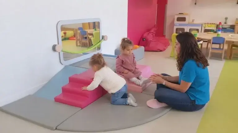 Micro-crèche Les Mijuscules à Aulnoy-Lez-Valenciennes - sociabilisation progressive avec éducatrice accompagnant les enfants dans les jeux