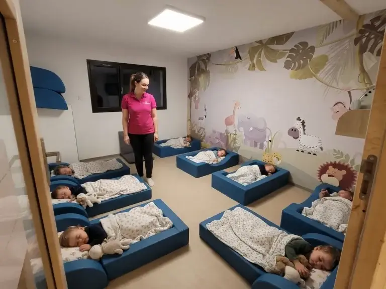 Micro-crèche Les Mijuscules - respect du rythme de l'enfant pendant la sieste dans un dortoir apaisant et sécurisé