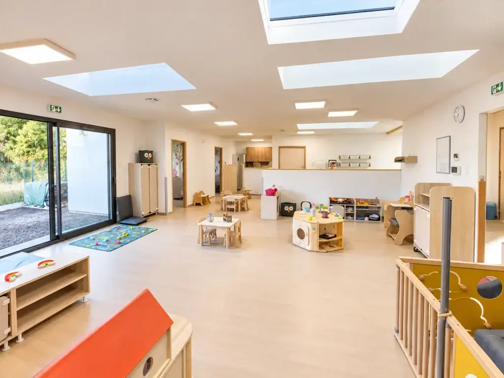 Micro-crèche Les Mijuscules Rouvignies - intérieur lumineux et spacieux avec espaces de jeux sécurisés