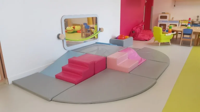 Micro-crèche Les Mijuscules à Thiant - cadre chaleureux et rassurant avec espace motricité bébé